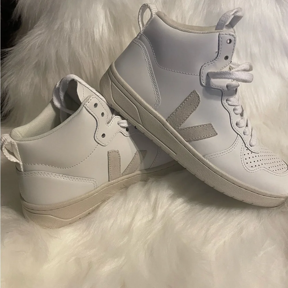 Veja V-15 Mid Sneaker - Picture 1 of 6